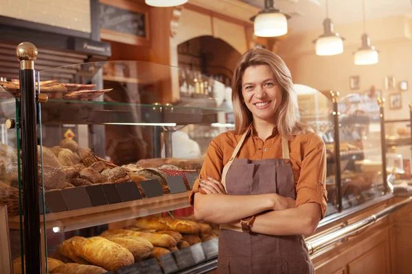 Feliz Maduro Pequeño Dueño Panadería Sonriendo Orgullosamente Tienda Confitería Horneadora — Foto de Stock