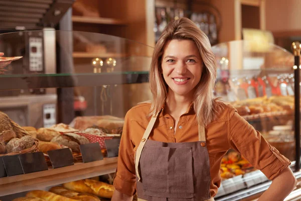 彼女のパン屋でカメラに笑顔素敵な成熟した中小企業の所有者 コピースペース — ストック写真