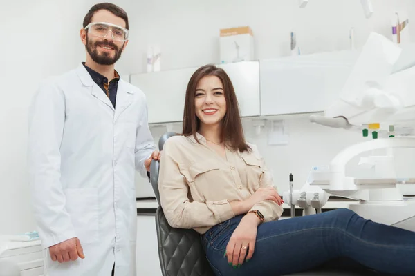 Jovem Alegre Seu Dentista Sorrindo Para Câmera Após Exame Médico — Fotografia de Stock