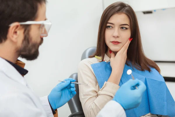 Jovem Atraente Que Sofre Dor Dente Visitando Dentista Clínica Problemas — Fotografia de Stock