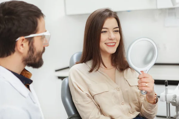 Jovem Atraente Checando Dentes Espelho Após Tratamento Odontológico Clínica Conceito — Fotografia de Stock