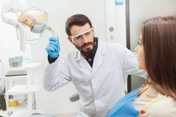 Dentista Masculino Maduro Barbudo Examinando Dentes Uma Paciente Sexo Feminino — Fotografia de Stock