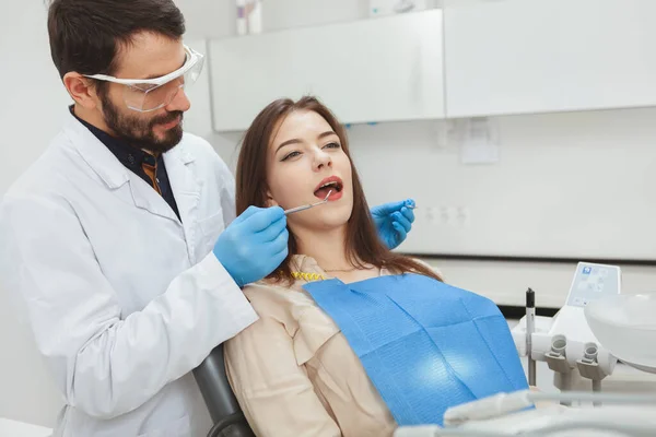 Uma Jovem Atraente Fazer Exame Dentário Pelo Dentista Espaço Cópia — Fotografia de Stock