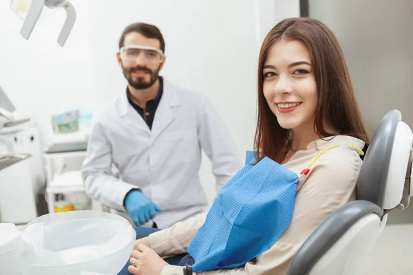 Молода Красива Жінка Посміхається Камери Сидячи Стоматологічному Кріслі Офісі Стоматологів — стокове фото