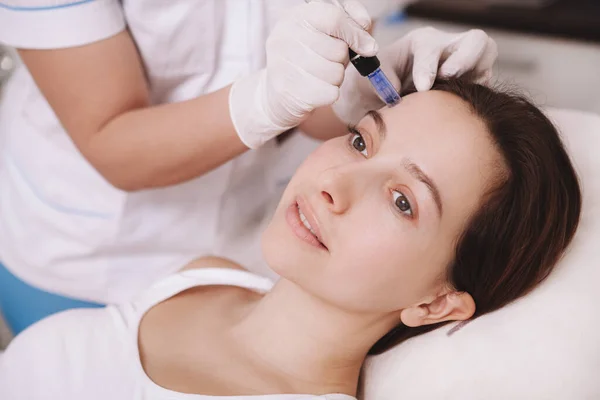 无法辨认的美容师在女性患者上使用皮肤贴片 进行间歇性治疗 — 图库照片
