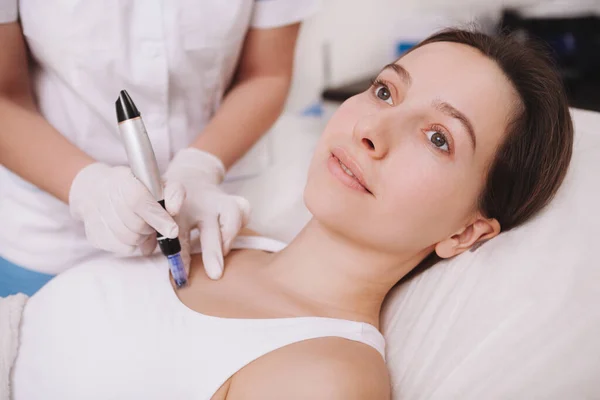 专业美容师用皮肤贴片对女性患者的皮肤进行微注射时拍摄的照片 — 图库照片