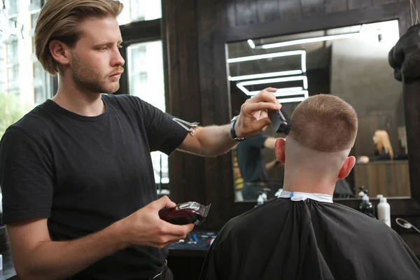 Handsome Professional Barber Wirking His Salon Giving Haircut Client — Stock Photo, Image