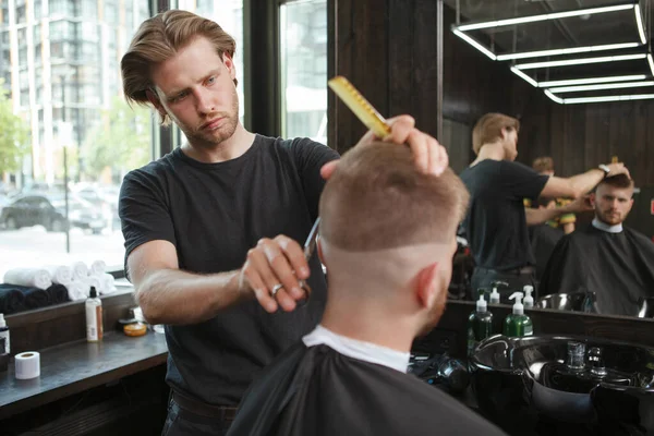 Young Professional Barber Looking Focused Giving Haircut Client — Stock Photo, Image
