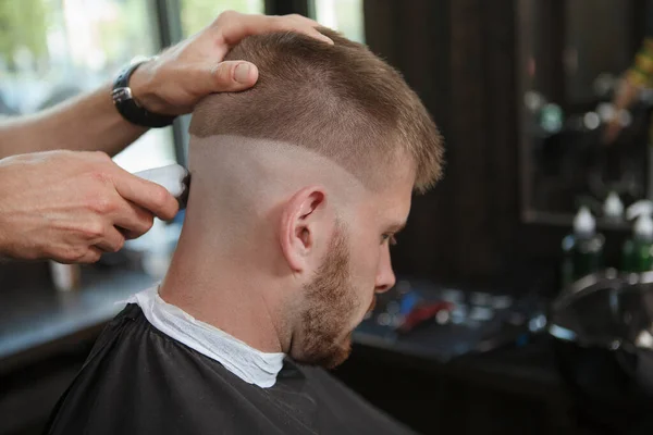 Visão Traseira Close Corte Cabelo Andamento Feito Por Barbeiro Profissional — Fotografia de Stock