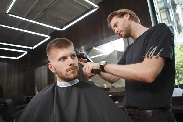 Снимок Мужчины Подстригающегося Профессионального Парикмахера Салоне — стоковое фото