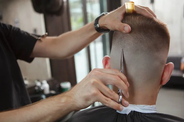 Close Visão Traseira Tiro Cabeleireiro Usando Tesoura Corte Cabelo Cliente — Fotografia de Stock