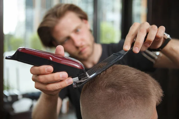 Selective Focus Comb Electric Clipper Hands Professional Barber Work — Stock Photo, Image