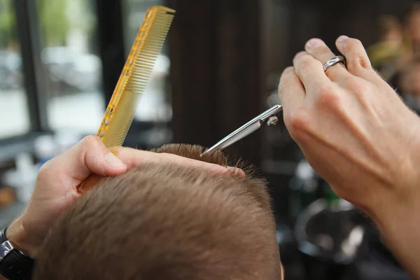 Cropped Close Barber Using Comb Scissors Cutting Hair Man — Stock Photo, Image