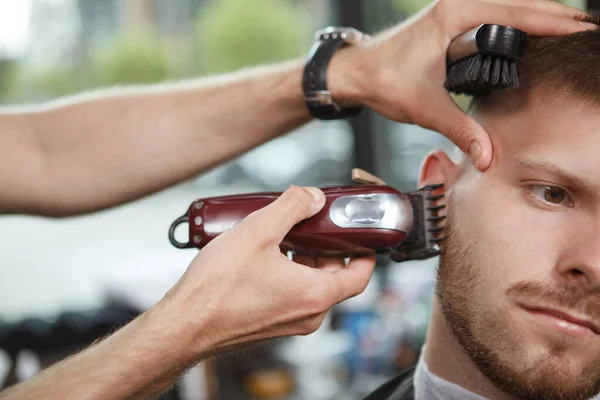 Cropped Close Unrecognizable Barber Using Electric Clipper Shaving Beard Male — Stock Photo, Image