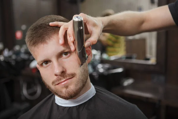 Homme Joyeux Souriant Caméra Tandis Que Coiffeur Taille Barbe — Photo