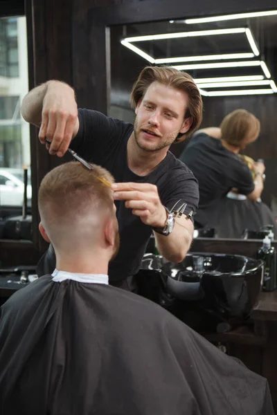 Vertical Shot Cheerful Handsome Barber Cutting Hair Male Client Enjoying — Stock Photo, Image