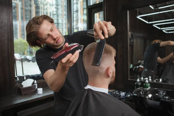 Focalisé Coiffeur Professionnel Utilisant Une Tondeuse Électrique Travail Donnant Une — Photo