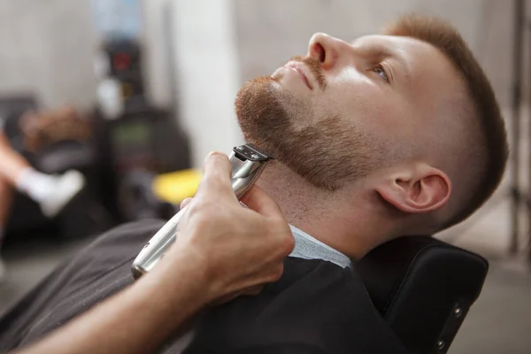 Close Young Man Having His Beard Trimmed Professional Barber — Stock Photo, Image