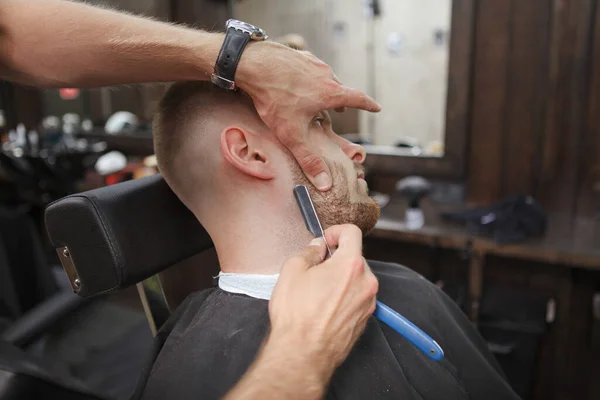 Unrecognizable Barber Using Razor Blade Shaving Beard Male Client — Stock Photo, Image