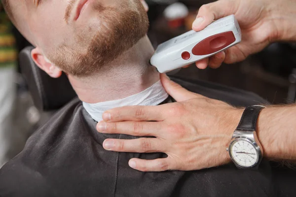 Apareceu Perto Barbeiro Rapar Seu Cliente Trabalhar Sua Barbearia — Fotografia de Stock