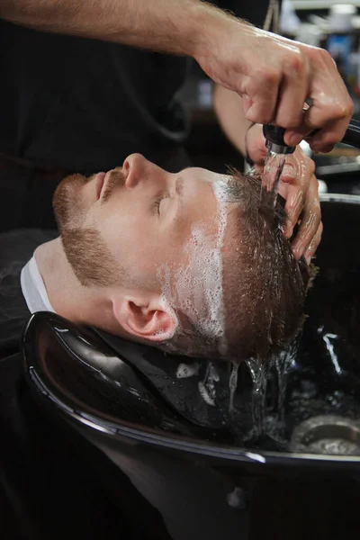 Vertical Close Man Having His Hair Washed Professional Barber — Stock Photo, Image