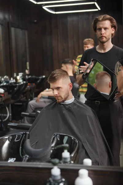 Plan Vertical Homme Examinant Nouvelle Coupe Cheveux Dans Miroir Salon — Photo