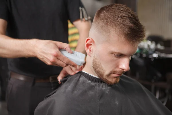 Homme Client Obtenir Une Nouvelle Coupe Cheveux Salon Coiffure — Photo