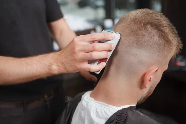 Rear View Close Barber Shaving Back Head His Client — Stock Photo, Image