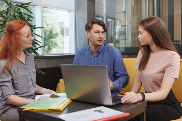 Empresario Masculino Hablando Con Colegas Femeninos Oficina Moderna — Foto de Stock