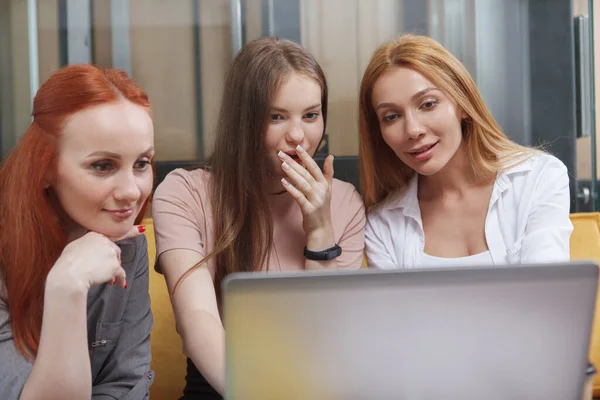 Женщины Предприниматели Выглядят Удивленно Просматривают Интернете Ноутбук — стоковое фото