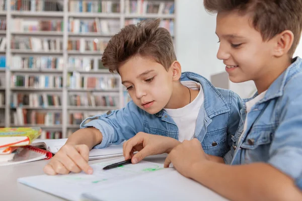 Gesneden Foto Van Atwo Jonge Tweelingbroers Die Samen Schoolproject Doen — Stockfoto