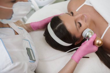 Güzellik salonunda yüz bakımı yaptıran bir kadının en iyi görüntüsü.