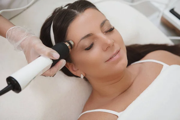 Close Beautiful Woman Relaxing While Getting Facial Cosmetologist — Stock Photo, Image