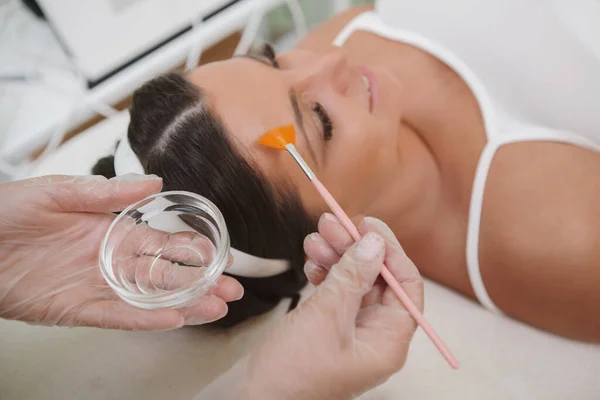 Cosmetólogo Profesional Aplicando Descamación Líquida Cara Del Cliente Femenino — Foto de Stock