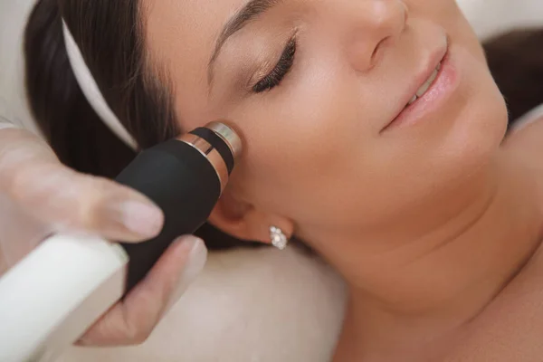 Primer Plano Recortado Una Atractiva Mujer Disfrutando Hardware Cosmetología Facial — Foto de Stock