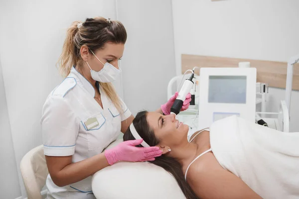Profesionální Kosmetolog Pracující Kosmetické Klinice Dává Hardwarové Tváři Ženské Klientce — Stock fotografie