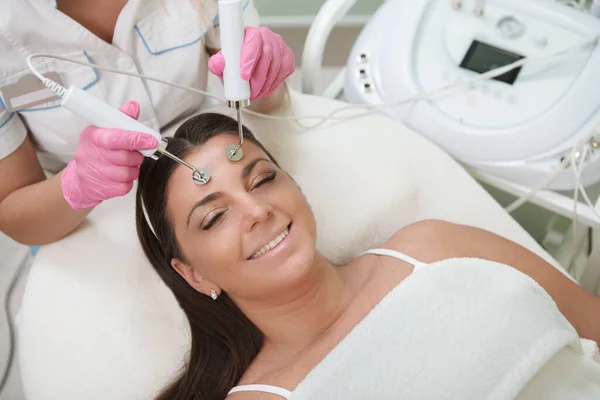 Feliz Hermosa Mujer Talla Grande Sonriendo Mientras Recibe Tratamiento Para — Foto de Stock