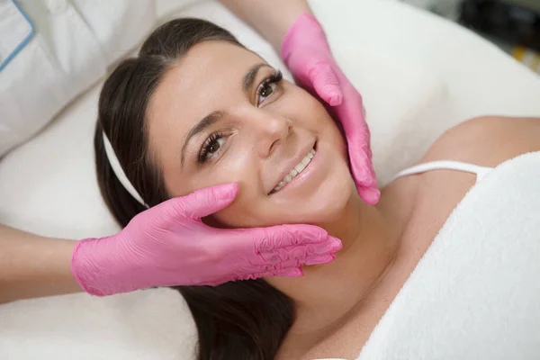 Encantadora Mujer Disfrutando Masaje Facial — Foto de Stock