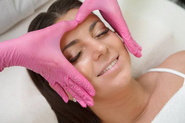Vista Superior Cerca Una Mujer Disfrutando Masaje Facial Profesional — Foto de Stock