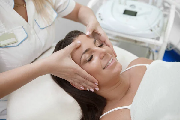 Mujer Atractiva Sonriendo Con Los Ojos Cerrados Recibiendo Masaje Facial — Foto de Stock