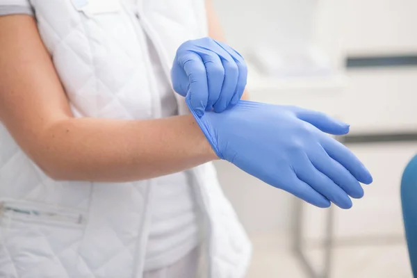 Unerkennbare Ärztin Zieht Gummihandschuhe Und Arbeitet Krankenhaus — Stockfoto