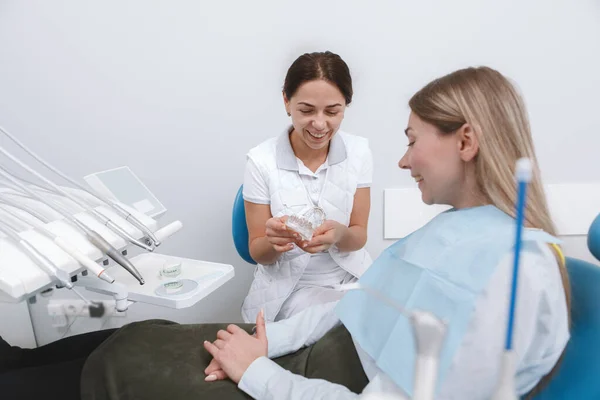 Жінка Стоматолог Розмовляє Своїм Пацієнтом Весело Посміхаючись — стокове фото