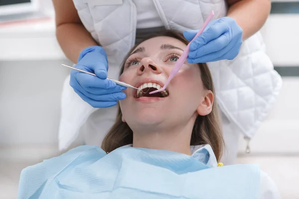 Mujer Joven Recibiendo Tratamiento Dental Por Dentista Profesional Clínica — Foto de Stock