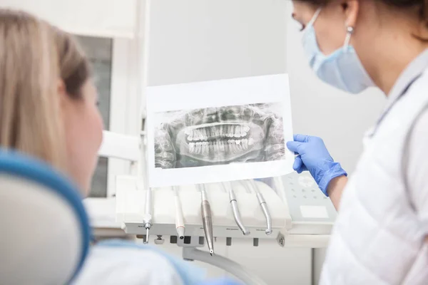 Imagem Retrovisor Dentista Que Mostra Radiografia Mandíbula Paciente — Fotografia de Stock