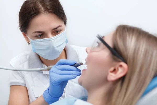 Close Professional Dentist Wearing Medical Face Mask Examining Teeth Patient — Fotografia de Stock