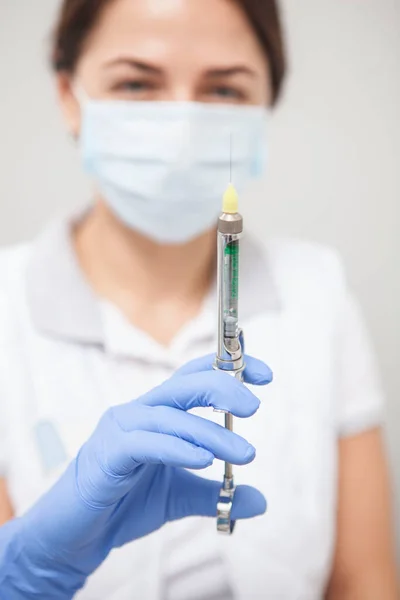 Foco Seletivo Seringa Dentária Nas Mãos Uma Médica — Fotografia de Stock