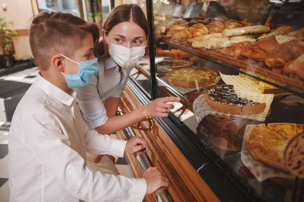 Mother Son Wearing Medical Face Mask Shopping Bakery Coronavirus Pandemic — Stock Photo, Image