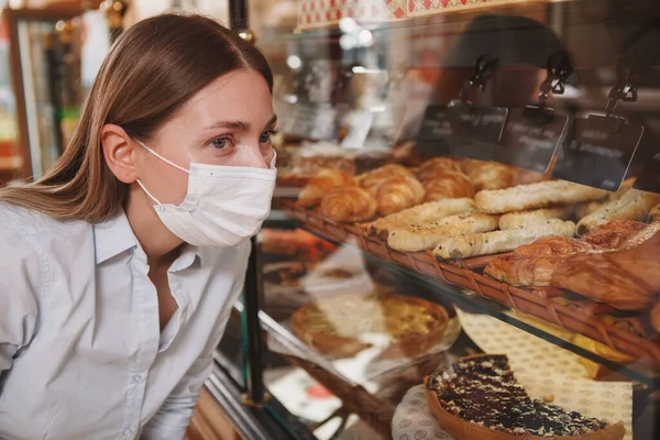 Close Female Customer Wearing Medical Face Mask Bakery Store Choosing — Stock Photo, Image