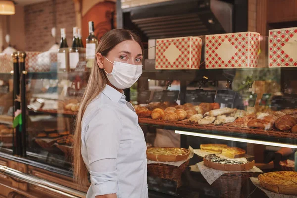 Woman Looking Camera Shopping Bakery Store Wearing Medical Face Mask — Stock Photo, Image