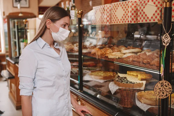 Woman Wearing Medical Face Mask Shopping Pastry Coronavirus Quarantine Copy — Stock Photo, Image